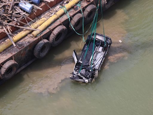 海關高級關員駕車深圳灣大橋墮海不治 車輛由躉船吊起(更新)