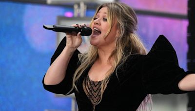 Tough Night! Kelly Clarkson Experiences Wardrobe Malfunction and Forgets Lyrics at Atlantic City Concert