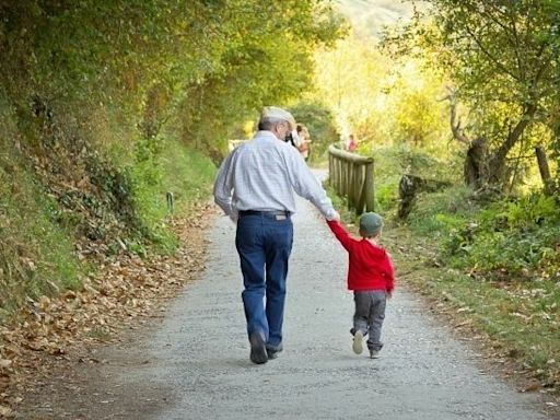 Estar con los abuelos, entre las cosas que más felices hacen a los niños de entre 3 y 8 años