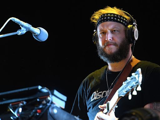 Bon Iver's lead man sings Civil War-era anthem at a Harris rally