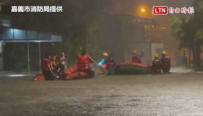 強颱嘉義市爆大雨 消防人員救出淹水受困民眾(嘉義市消防局提供) - 自由電子報影音頻道