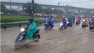 上班遇暴雨苦上加苦！他塞車陣悲喊：開1小時還上不了交流道