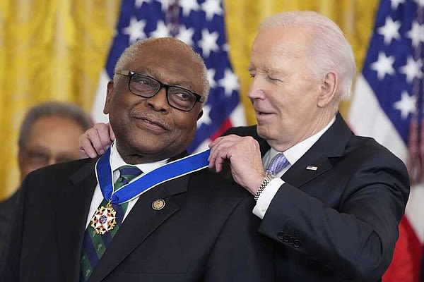 Biden awards the Medal of Freedom to Nancy Pelosi, Medgar Evers, Michelle Yeoh and 16 others | Texarkana Gazette