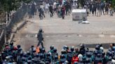 Bangladesh: más de 100 muertos tras choques con la policía en protestas contra el Gobierno