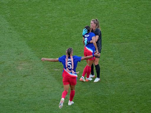 Bond between Alyssa Naeher and Mallory Swanson was a game changer for U.S. Soccer