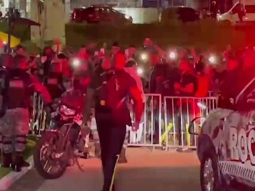 "Gabigol 99" afasta grades e é ovacionado no meio da torcida do Flamengo em Manaus