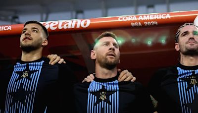 La curiosa reacción de Messi cuando bajó del micro con el plantel antes de Argentina-Perú y por qué fue al banco pese a estar lesionado