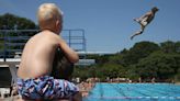 ¿Cómo prevenir ahogamientos durante días de calor? La supervisión de niños es clave