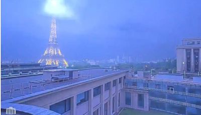 VIDEO: ¡Impresionante! Rayo cae sobre la torre Eiffel; lluvias dejan un muerto en Francia