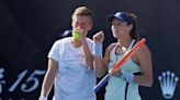 Saque e Voleio: Stefani leva pneu e cai logo na estreia nas duplas em Wimbledon