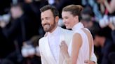 Justin Theroux se compromete con su novia Nicole Brydon Bloom, 23 años más joven