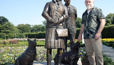 Polémica en redes sociales por una estatua de Isabel II inaugurada en los Jardines de Antrim