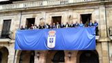 Políticos "azules" en la plaza del Ayuntamiento