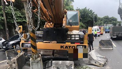 汐止大吊車撞安全島！現場找無駕駛 原來怕翻車先閃路邊