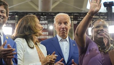 Joe Biden casi besa a otra mujer por error: lo frena su propia esposa