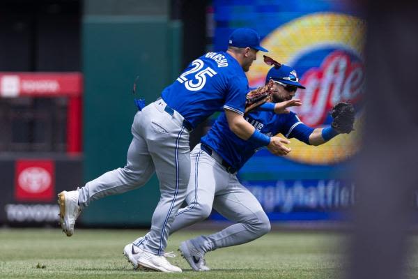 Blue Jays bunch up hits, end Phillies' seven-game winning streak