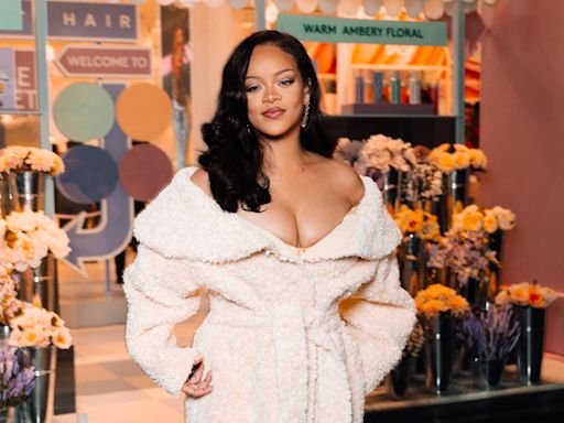 Rihanna en peignoir et escarpins pour sa sortie à Londres