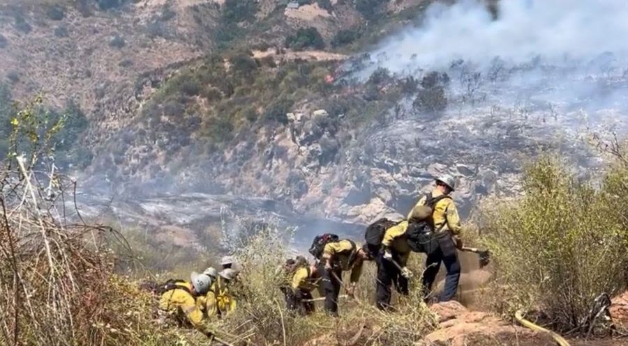 Brush fire in Thousand Oaks forces evacuation warnings