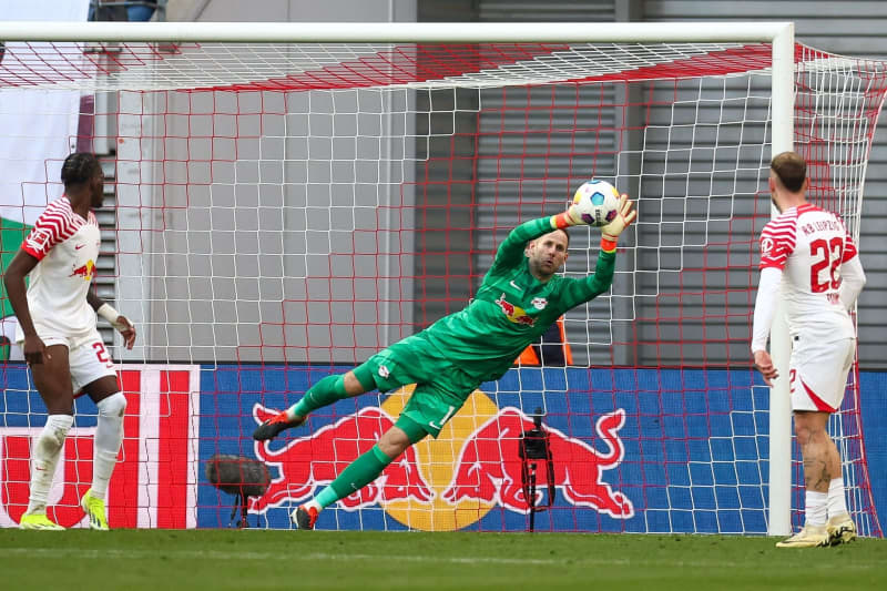RB Leipzig goalkeeper Gulacsi renews contract until 2026