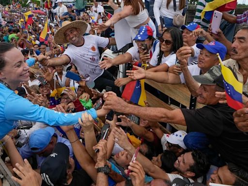 Maduro envía tropas a amedrentar a los opositores, pero los soldados quieren ver a María Corina Machado: “¿Llegó la señora?”