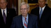 El senador Mitch McConnell ha sufrido varias caídas este año, afirman fuentes