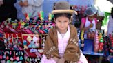 La feria boliviana de los deseos en miniatura se hace más pequeña con niños vendedores