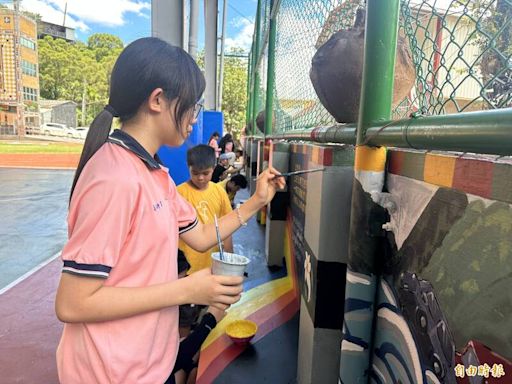 屏榮高中學生暑假當志工 前進部落將小學生繪本畫牆上