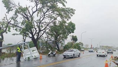 高雄狂風暴雨像颳颱風 3266戶停電急搶修