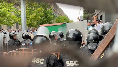 VIDEO: Maestros de la CNTE se enfrentan con policías de la SSC frente a Palacio Nacional