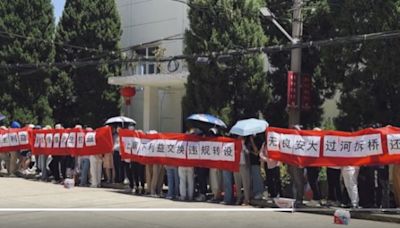 過河拆橋？安徽大學上千師生集會抗議校方(圖) - 新聞 合肥 - 看中國新聞網 - 海外華人 歷史秘聞 社會百態 -