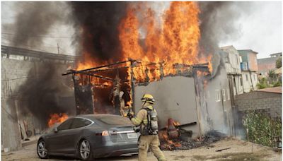 Tesla se incendia tras conectarlo a un "diablito" en un poste de luz en Tijuana