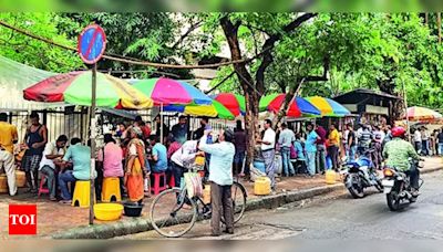 Salt Lake hawkers move under umbrellas, remove bamboo stalls | Kolkata News - Times of India