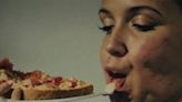 Inteligencia artificial generó un comercial de pizza y el resultado es aterrador