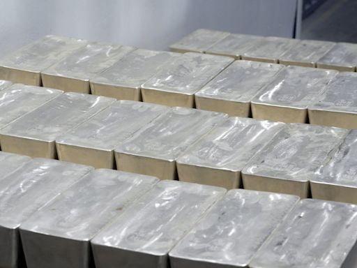 Spot Silver Tops $30 an Ounce to Hit Highest Since 2013