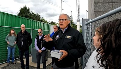 Inslee visits Fourth Plain Community Commons, air quality station at high school in Vancouver