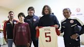 Carles Puyol recibió camiseta de Universitario y tuvo emotivo junte con Don Héctor Chumpitaz
