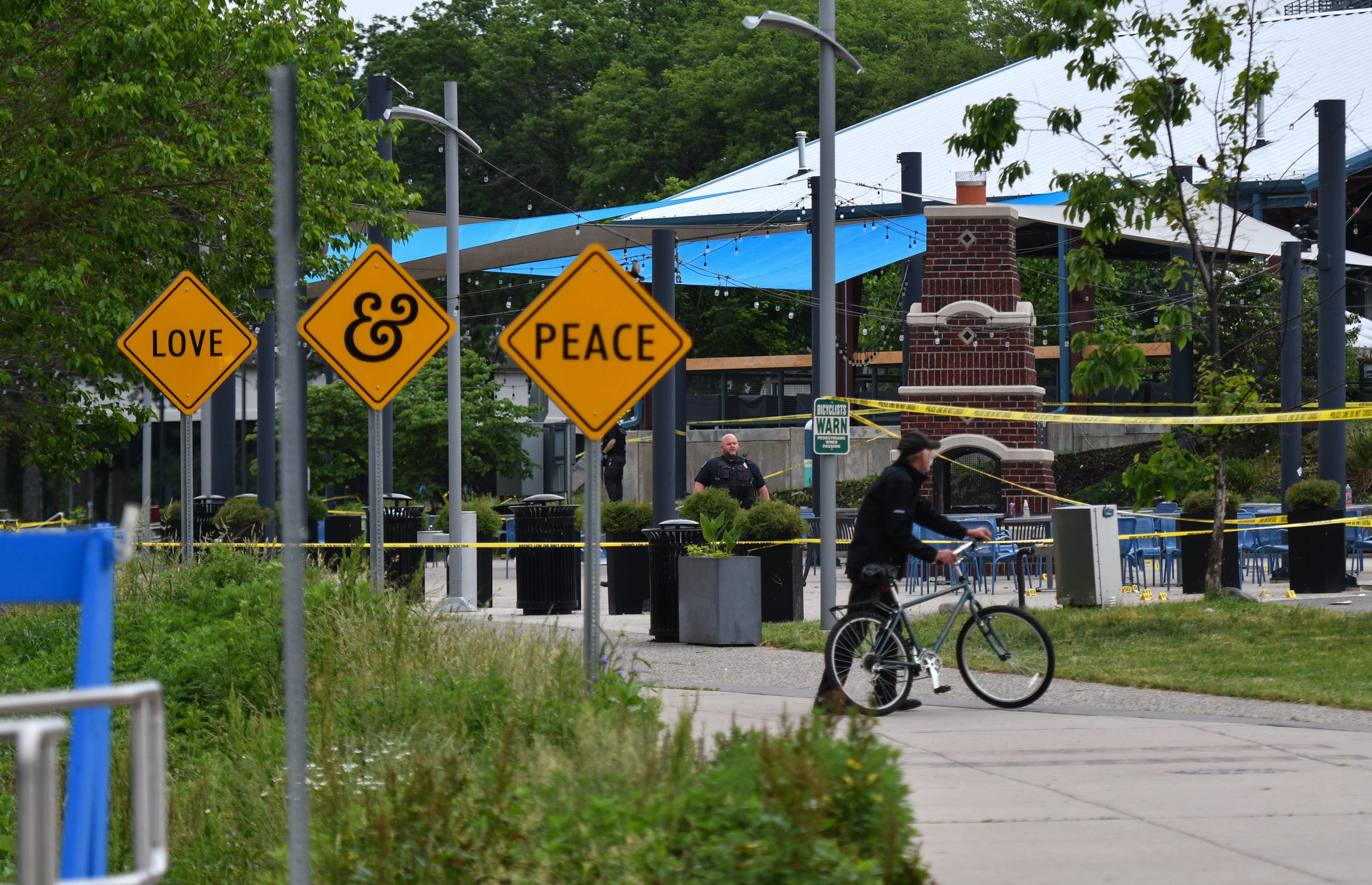 Police: 7 shot, 1 dead in Lansing shooting