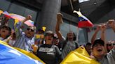 Elecciones en Venezuela: "¡Edmundo presidente!", entre cantos, banderas y vuvuzelas, la oposición reunió a una multitud en Caracas