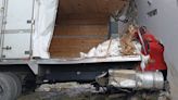 Camión de carga se impacta en restaurante, en Ocoyoacac; reportan dos muertos