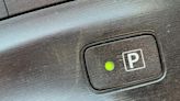 ¿Qué significa la luz 'P' en el carro? Tal vez la ha visto y no le saca provecho