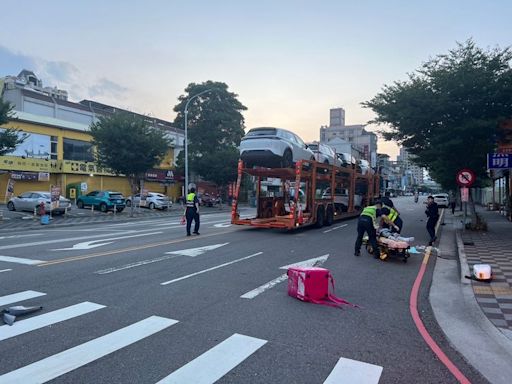 台中20歲外送員清晨出門遇死劫 路口猛撞「滿載新車」拖板車畫面曝光