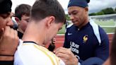 ¡Mbappé ya firma camisetas del Real Madrid!