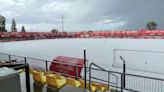 Espectaculares imágenes del campo del Vic, totalmente cubierto de granizo