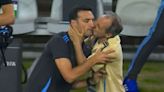 El utilero de la Selección argentina dio detalles del beso viral que le dio a Scaloni: "La verdad es que nunca fue..."
