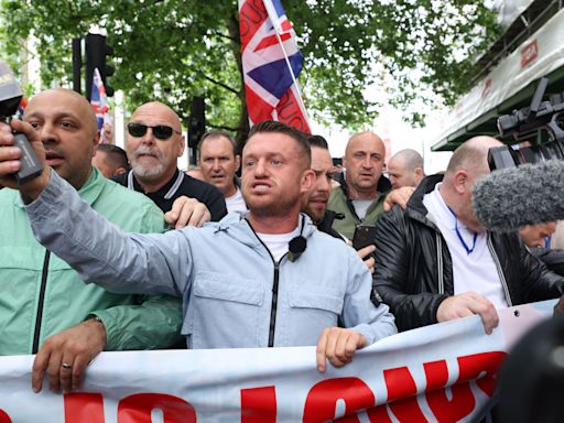 Around 1,000 police deployed amid Tommy Robinson protest and counter-march