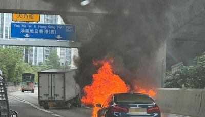 長沙灣私家車自焚傳爆炸聲 司機棄車逃生