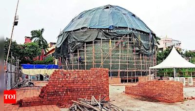 Between Rain Spells, Puja Organisers Rush To Finish Work Before Opening | - Times of India