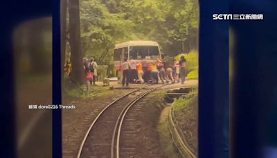 驚險！阿里山小火車經平交道 遇遊園車故障卡鐵軌