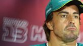 El brutal cabreo Fernando Alonso con un miembro de la FIA: lanza hasta la gorra y la chaqueta por el enfado
