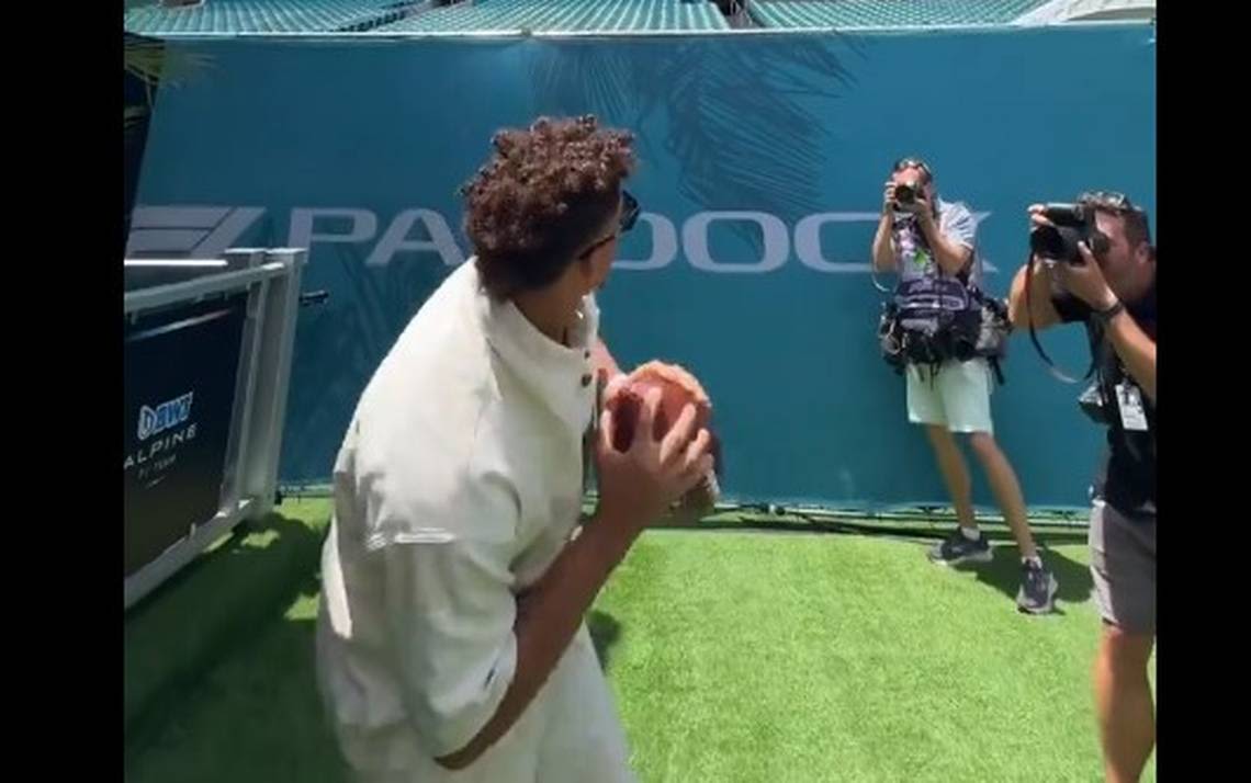 Chiefs’ Patrick Mahomes shows off his pinpoint passing at Miami Grand Prix race